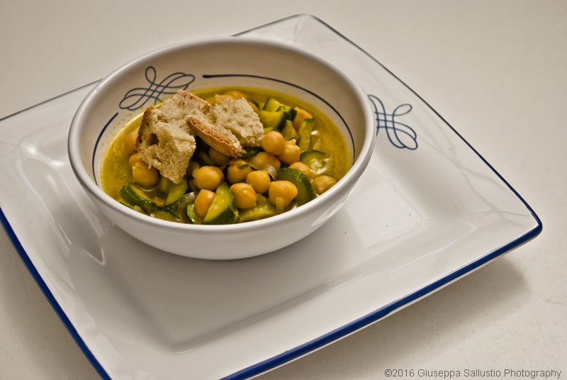 A spiced chickpeas soup with coriander, turmeric and cumin to welcome this new September weekend