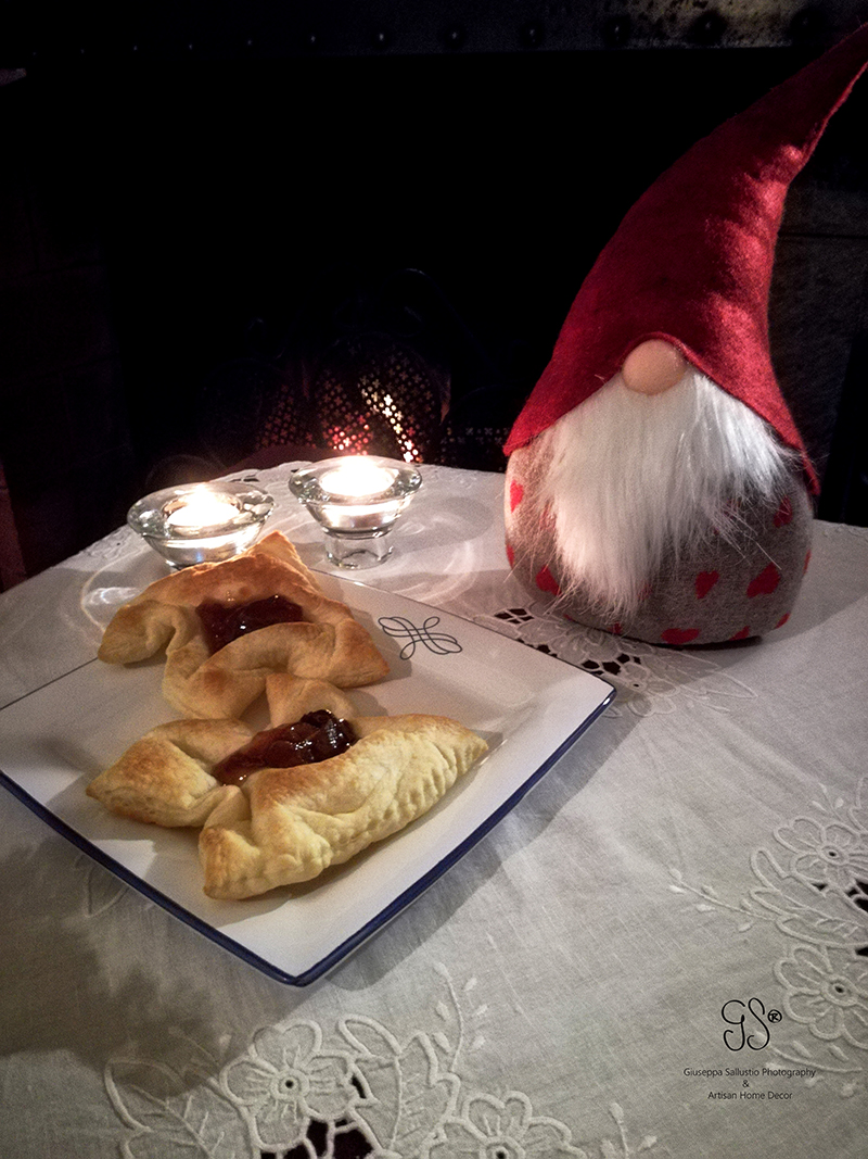 A warm welcome to Santa by the fireplace and delightful appetizers made with zucchini and raclette cheese for our guests