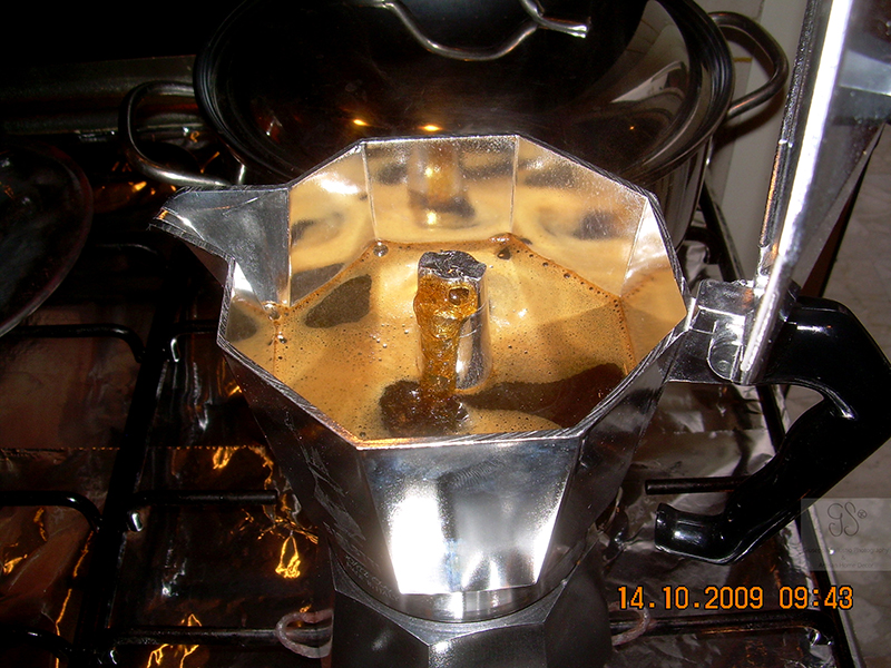 Thirdly, screw the coffeepot and the kettle together. Place the moka machine on the smaller cooker (lower flame). Wait just few minutes until the creamy coffee is gently done and enjoy it!