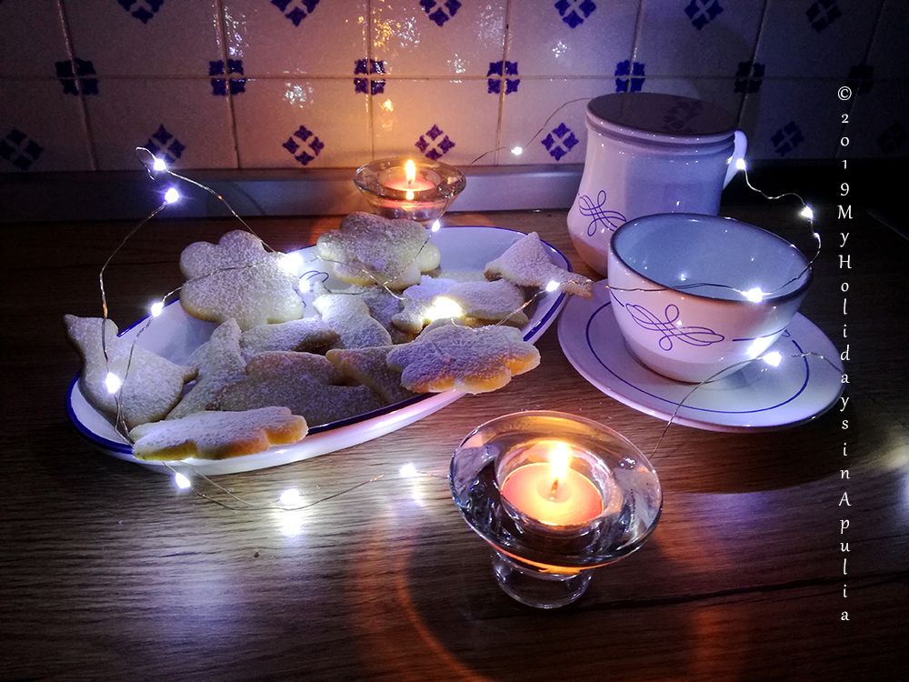 Short pastry biscuits in the&nbsp;oven