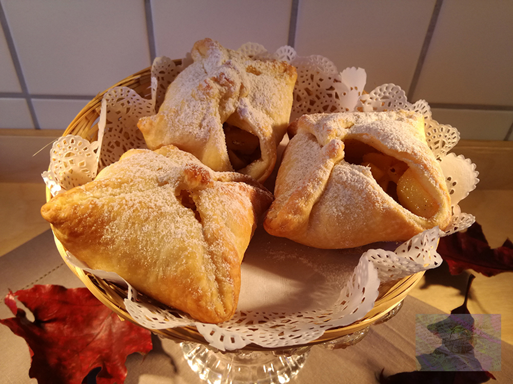 Autumn and the good fragrance of small puff pastries and apple