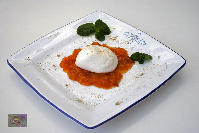 A warm jam apricot dessert