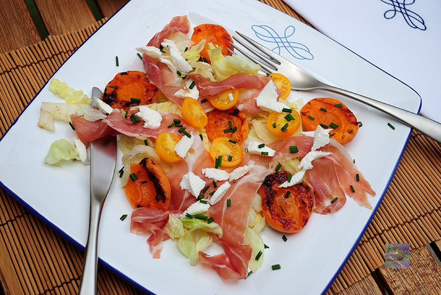 Apricot salad to welcome Summer days