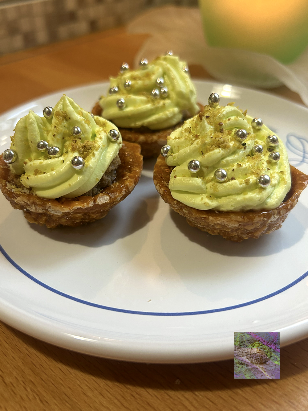 Green cappuccino and pistachios cupcakes